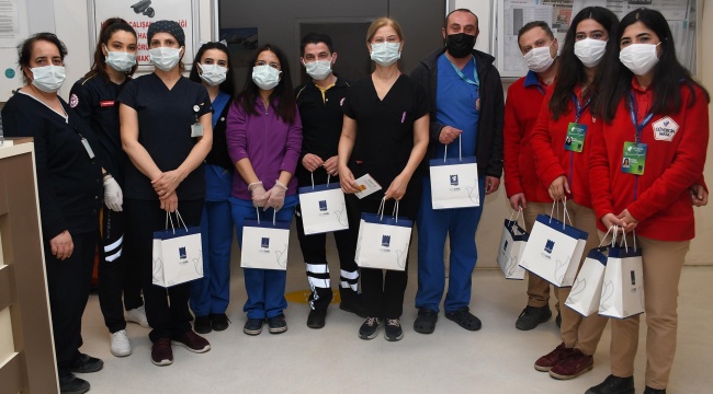 KUŞADASI BELEDİYESİ PANDEMİNİN GERÇEK KAHRAMANLARINI UNUTMADI