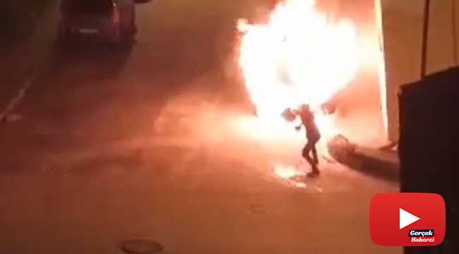 Park halinde bir anda alev alan araca sahibi kova kova su taşıdı