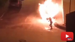 Park halinde bir anda alev alan araca sahibi kova kova su taşıdı