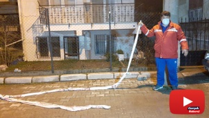 Rahatlıkta sınır tanımayan hırsız soyduğu bina sakinleriyle sohbet etti