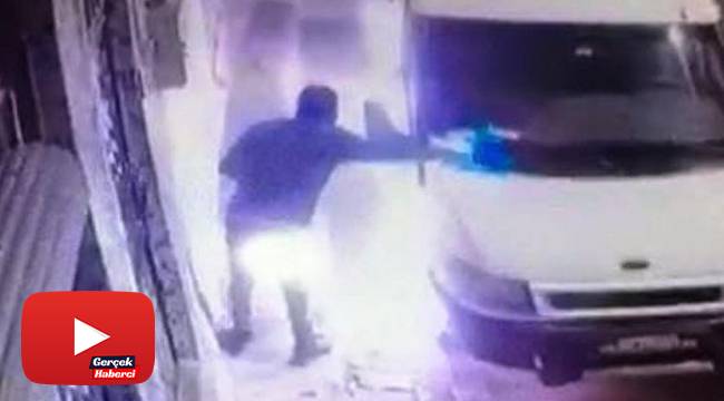 Şanlıurfa’da minibüsün kundaklanma anı kamerada