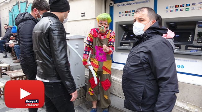 Taksim’de özçekim yaptırdığı turistleri para için tehdit eden palyaço gözaltına alındı