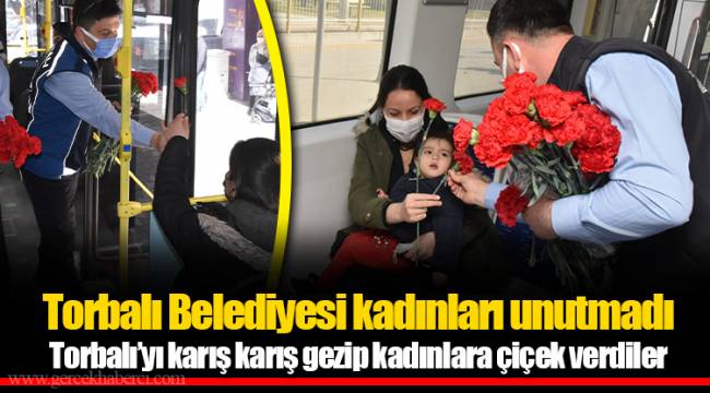 Torbalı’yı karış karış gezip kadınlara çiçek verdiler