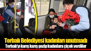 Torbalı’yı karış karış gezip kadınlara çiçek verdiler