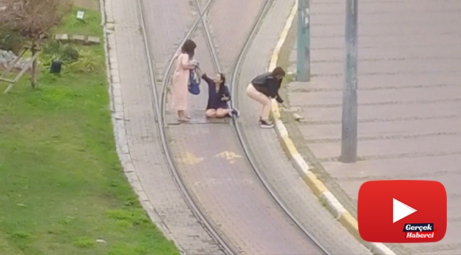 Turistlerin, tramvay yolunda canlarını hiçe saydıkları selfi çılgınlığı