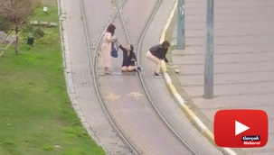 Turistlerin, tramvay yolunda canlarını hiçe saydıkları selfi çılgınlığı