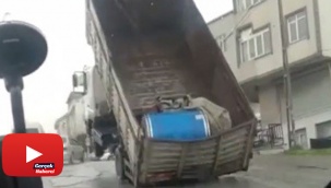 Yokuş yukarı giden kamyon, yükü ağır gelince şaha kalktı