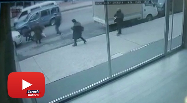 Yolun karşısına geçmeye çalışan kadına otomobilin çarpma anı kamerada