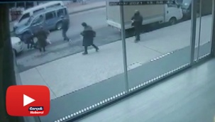 Yolun karşısına geçmeye çalışan kadına otomobilin çarpma anı kamerada