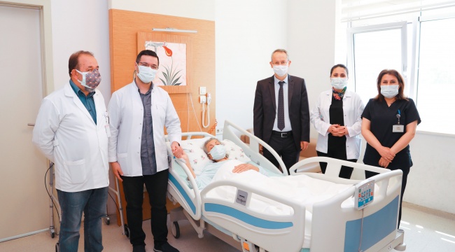 86 YAŞINDAKİ HASTANIN AMELİYATSIZ KALP KAPAĞI DEĞİŞTİRİLDİ