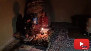 Belediyenin elektriğini kestiği evde mum ışığında ders çalışan kız