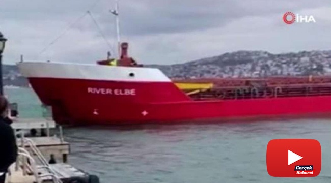 Boğazda arızalan geminin yalılara çarpmaktan son anda kurtulduğu anlar kamerada