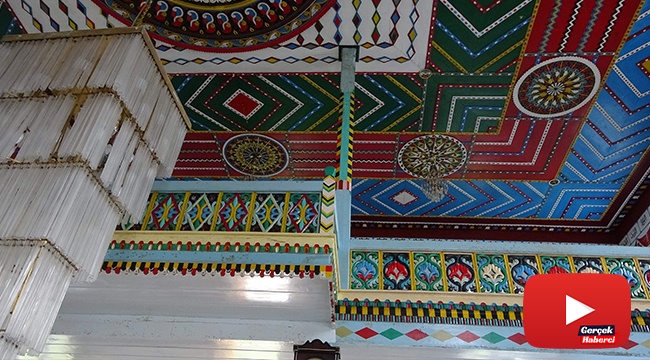 Bu cami ahşap süslemeleri ile dikkat çekiyor