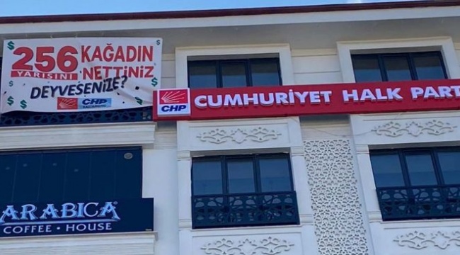 CHP il binasına “256 kağadın yarısını nettiniz?” yazılı afiş asıldı
