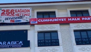 CHP il binasına “256 kağadın yarısını nettiniz?” yazılı afiş asıldı