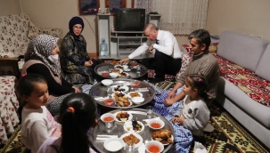 Cumhurbaşkanı Erdoğan, bir vatandaşın evinde iftar yaptı