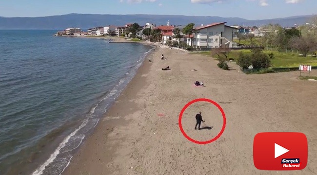 Dedektörle sahilde altın arıyor