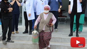 Doğum sırasında sakatlanan kuzuyu pazar çantası ile veterinere getirdi