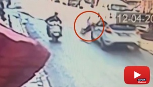 Esenler'de yola fırlayan çocuğu otomobilin çarptığı anlar kamerada