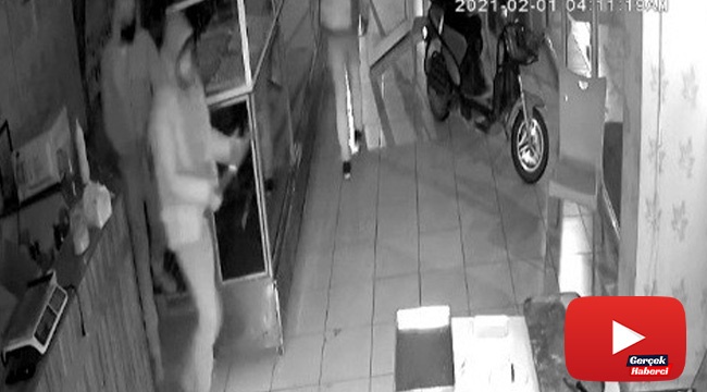 Girdikleri iş yerinde aradıklarını bulamayınca bir tepsi baklava çaldılar