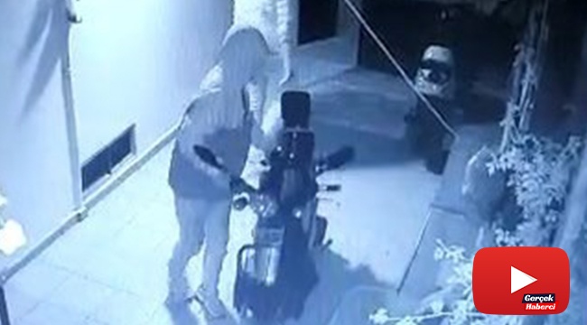 Hem yasağı deldiler hem de rahat tavırlarla motosikleti çaldılar
