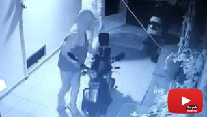 Hem yasağı deldiler hem de rahat tavırlarla motosikleti çaldılar