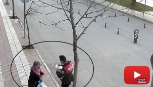 İftarlıklarını kağıt toplayıcı kadın ve çocuklarına veren polisler gönülleri fethetti