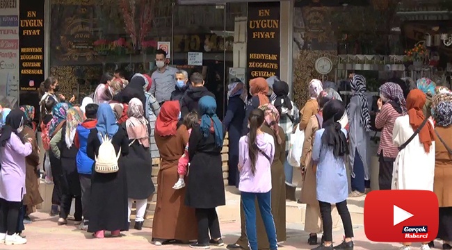 İndirimi duyanlar tedbirleri unutup mağaza önünde kuyruğa girdi