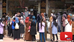 İndirimi duyanlar tedbirleri unutup mağaza önünde kuyruğa girdi