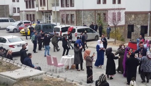 İzinli kına eğlencesinde sosyal mesafe ve maske kuralları ihlal edildi