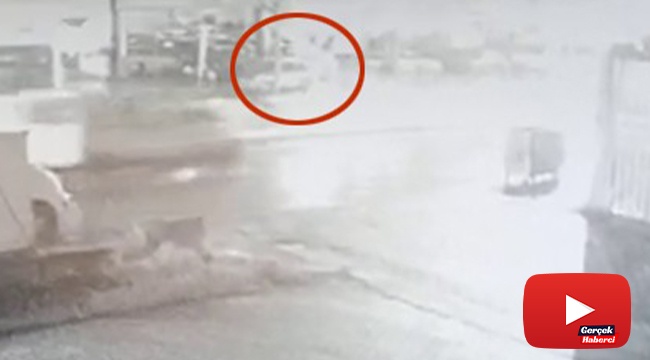 Kamyonetin çarptığı kadının havaya savrulduğu kaza anı kamerada
