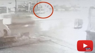 Kamyonetin çarptığı kadının havaya savrulduğu kaza anı kamerada