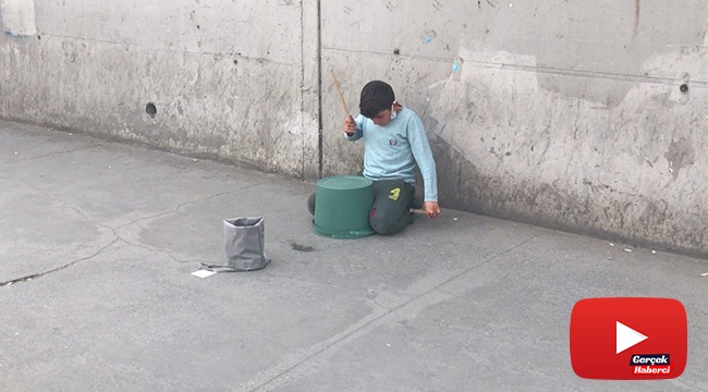 Küçük çocuktan kova ile bateri şov
