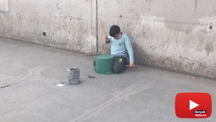 Küçük çocuktan kova ile bateri şov