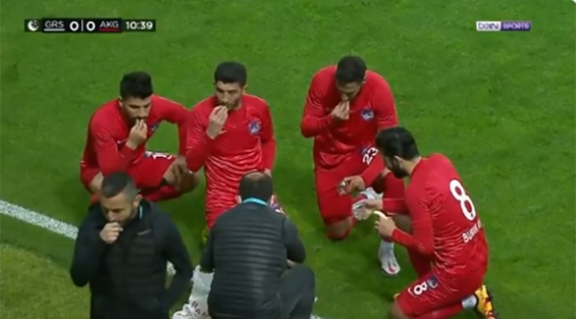 Maçın 10. dakikasında durup iftar yaptılar