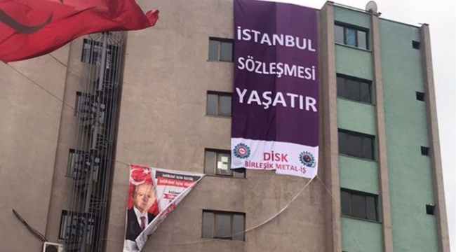 MHP'nin Kocaeli binasına "İstanbul Sözleşmesi yaşatır" afişi asıldı