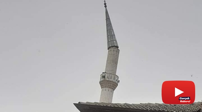 Minare külahının yerinden kopma anı görüntüye yansıdı