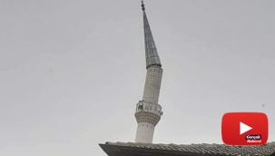 Minare külahının yerinden kopma anı görüntüye yansıdı