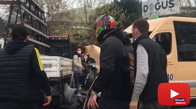 Minibüs şoförü, kaza yaptığı kamyonetin sürücüsüne saldırdı
