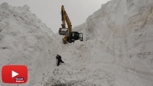 Nisan ayında karın 20 metreyi bulduğu yolda çalışma