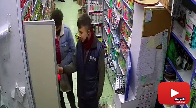Önce alışveriş yaptılar, ardından oyuncak çalıp kaçtılar