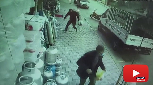 Rüzgarın uçurduğu çatının altında kalmaktan son anda kurtuldular