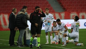 Samsunspor - Bursaspor maçında oyun durunca, futbolcular sahada oruçlarını açtı
