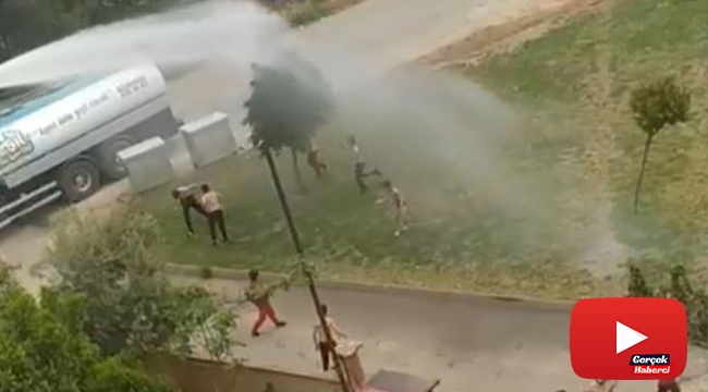 Sıcaktan bunalan çocuklar arazözden çıkan tazyikli suyla serinledi