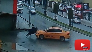 Ticari taksinin iki kıza çarptığı feci anlar kamerada