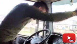 Tır şoförü direksiyonu bıraktı, ayağa kalkıp oyun oynadı
