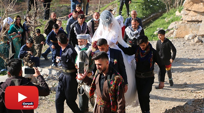 Unutulmaya yüz tutan gelenek yaşatılıyor: Gelini ata bindirip damat evine götürdüler