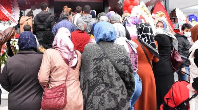 Yoksulluğun fotoğrafı. Market “ucuzluk var” dedi ölüm hiçe sayıldı. Vatandaş bu durumda