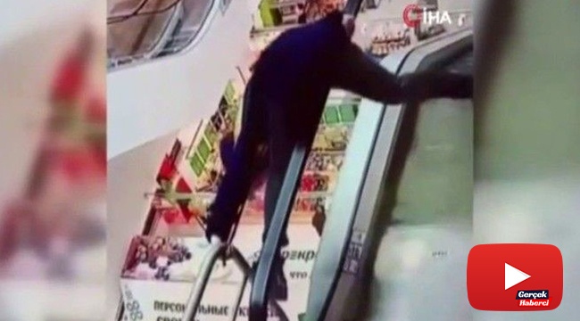 Yürüyen merdivenin bandına takıldı, aşağıya düştü