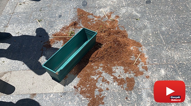 9 yaşındaki çocuğu ve eşiyle yürüyen bir kadının başına saksı düştü